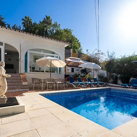 בית נופש Charming With Heated Pool - Pass The Keys