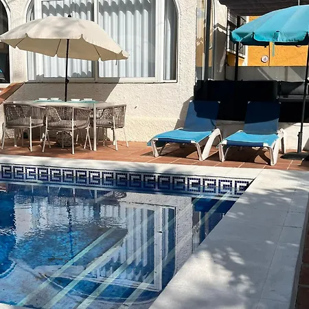 Dom wakacyjny Stunning Heated Pool - Pass The Keys